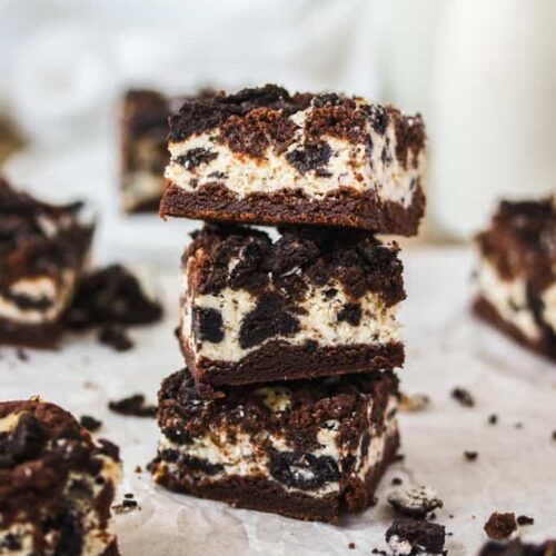 This Oreo Cheesecake Bars recipe is a fun oreo dessert you need to try. A combo of simple cheesecake, homemade chocolate cookie and oreos.