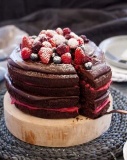 Blackberry Chocolate Cake with Chocolate Ganache and Homemade Blackberry Curd #chocolatecake #birthdaycake