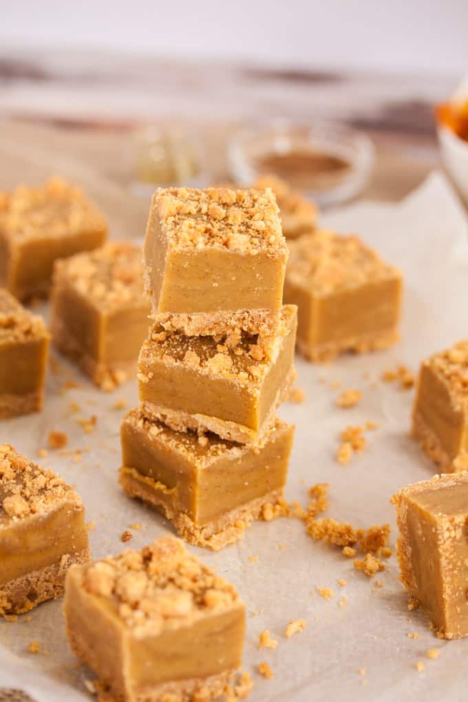 Pumpkin Pie Fudge - the cosy flavours of fall in a silky, smooth fudge with a crunchy base #Autumn #fall