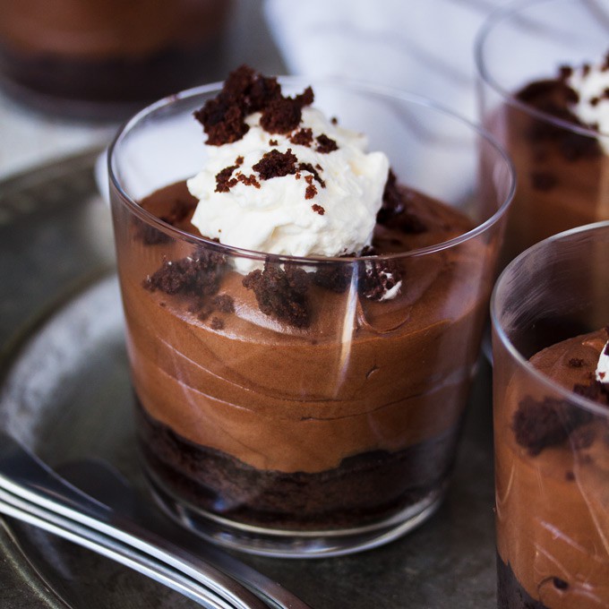 The Peppermint Baileys Chocolate combination in this eggless chocolate mousse recipe with a Baileys chocolate brownie base is just perfect for St Patricks day, or any day.