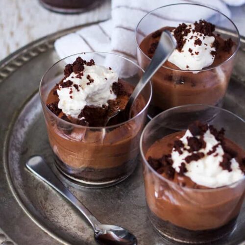 The Peppermint Baileys Chocolate combination in this eggless chocolate mousse recipe with a Baileys chocolate brownie base is just perfect for St Patricks day, or any day.
