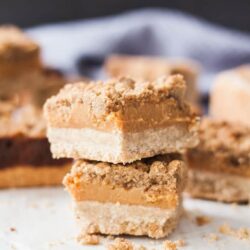 Who doesn’t love caramel? Combined with cinnamon, a shortbread base and a crumble topping, these Cinnamon Caramel Crumble Bars are irresistible.