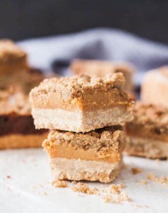 Who doesn’t love caramel? Combined with cinnamon, a shortbread base and a crumble topping, these Cinnamon Caramel Crumble Bars are irresistible.