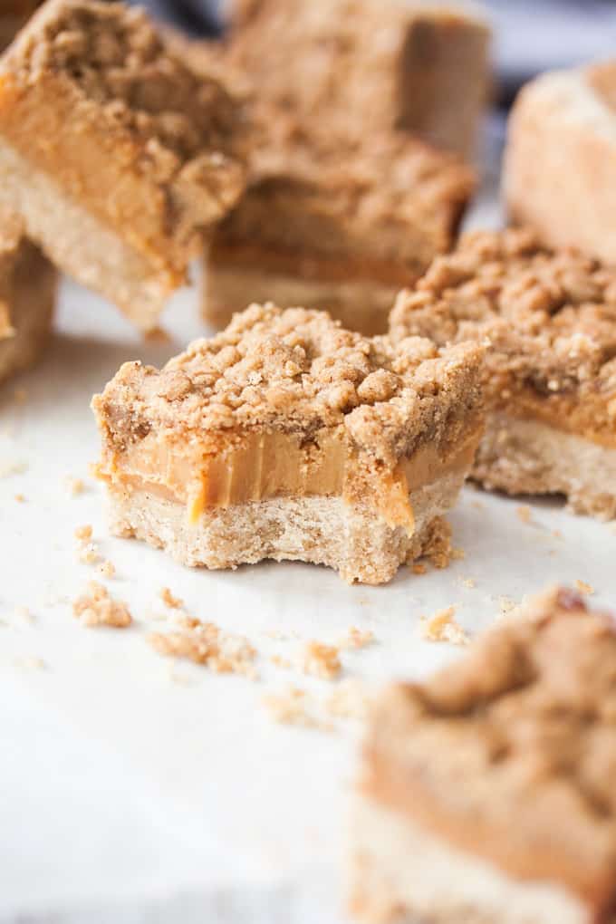 Who doesn’t love caramel? Combined with cinnamon, a shortbread base and a crumble topping, these Cinnamon Caramel Crumble Bars are irresistible. 