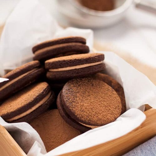 Nutella Chocolate Sandwich Cookies are not only delicious chocolate cookies filled with nutella, they are also super simple food processor cookies. 