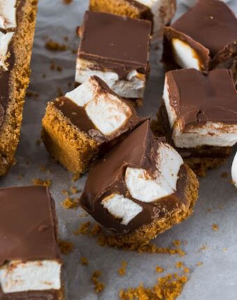 Caramel Chocolate Marshmallow Cookie Bars – it may be a long name but these no bake cookie bars, filled with marshmallow, chewy caramel and covered in chocolate deserve it.