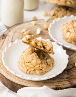 White Chocolate Macadamia Cookies are an absolute classic. Crispy on the edges, a litte chewy in the middle and loaded with white chocolate and macadamias.