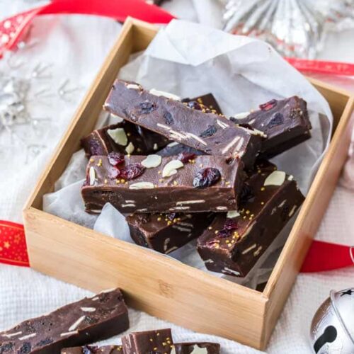 This Christmas Fudge recipe combines the easiest fudge recipe I know and tastes like Christmas pudding. It makes the perfect Christmas food gift for your loved ones too