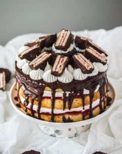 This Wagon Wheel Cake with its marshmallow frosting, vanilla sponge cake, jam and mini wagon wheels is so much fun and makes a brilliant Australia Day cake.