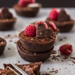 tento Mini čokoládový koláčový recept je ideální pro kazení těch, které máte rádi. Jednoduchý, ale bohatý čokoládový pudink v mini čokoládové skořápce.