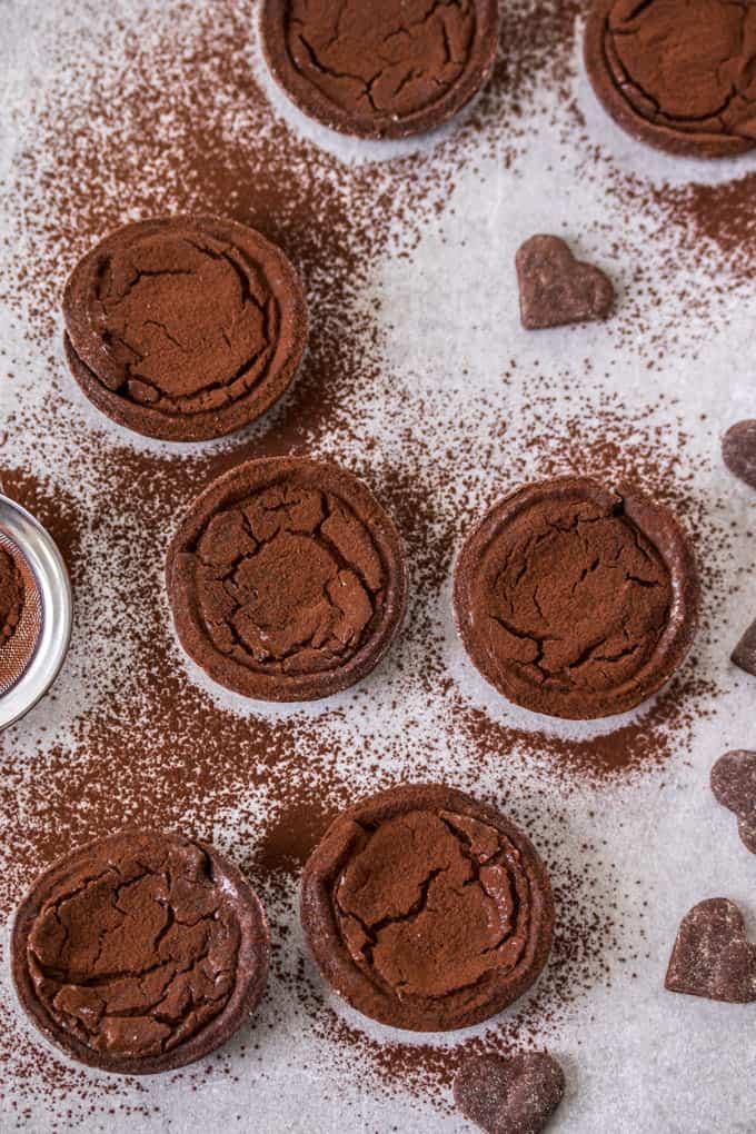 7 mini-Schokoladentörtchen mit Kakaopulver bestäubt