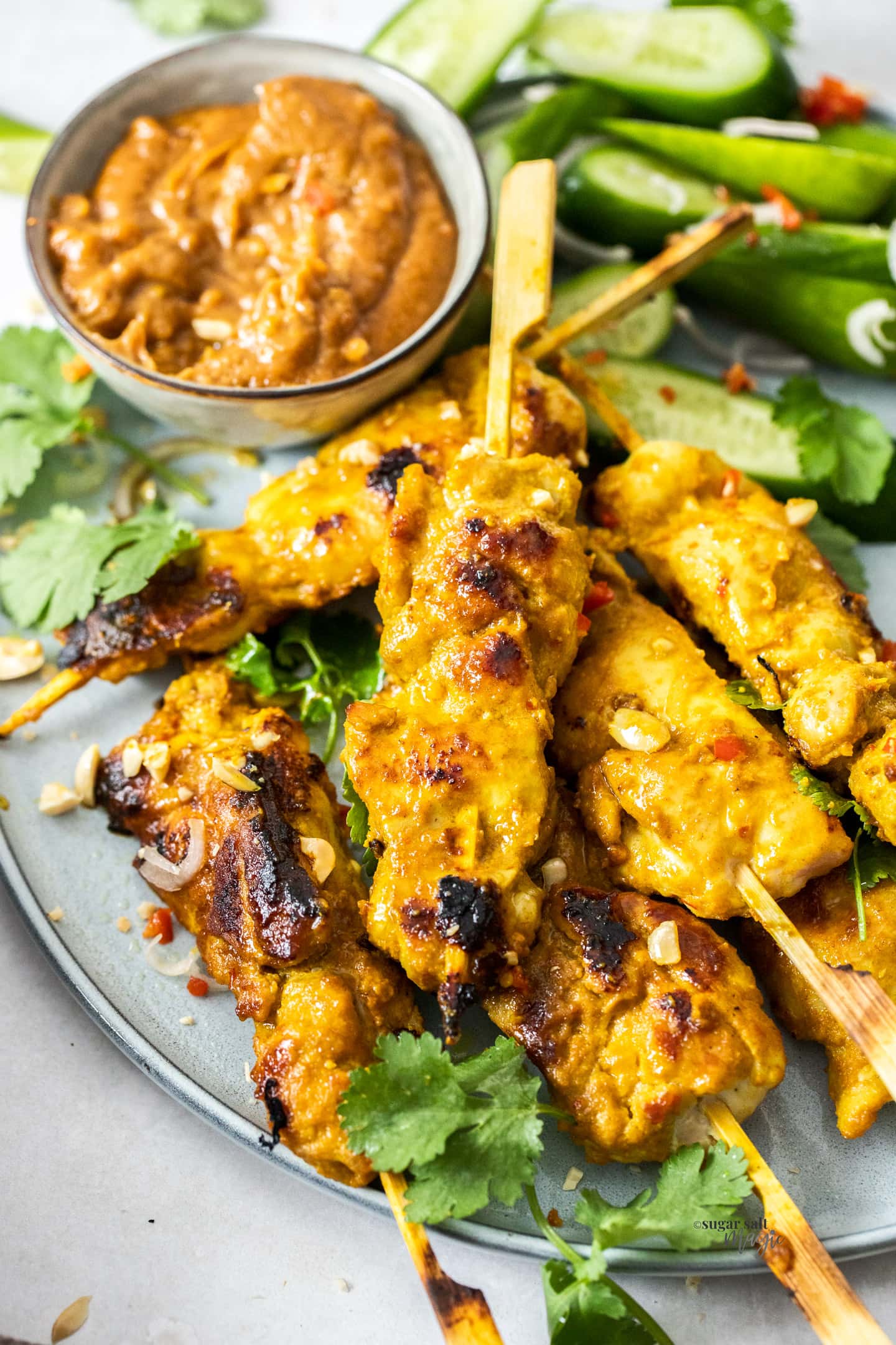 7 chicken satay on a bamboo skewers.