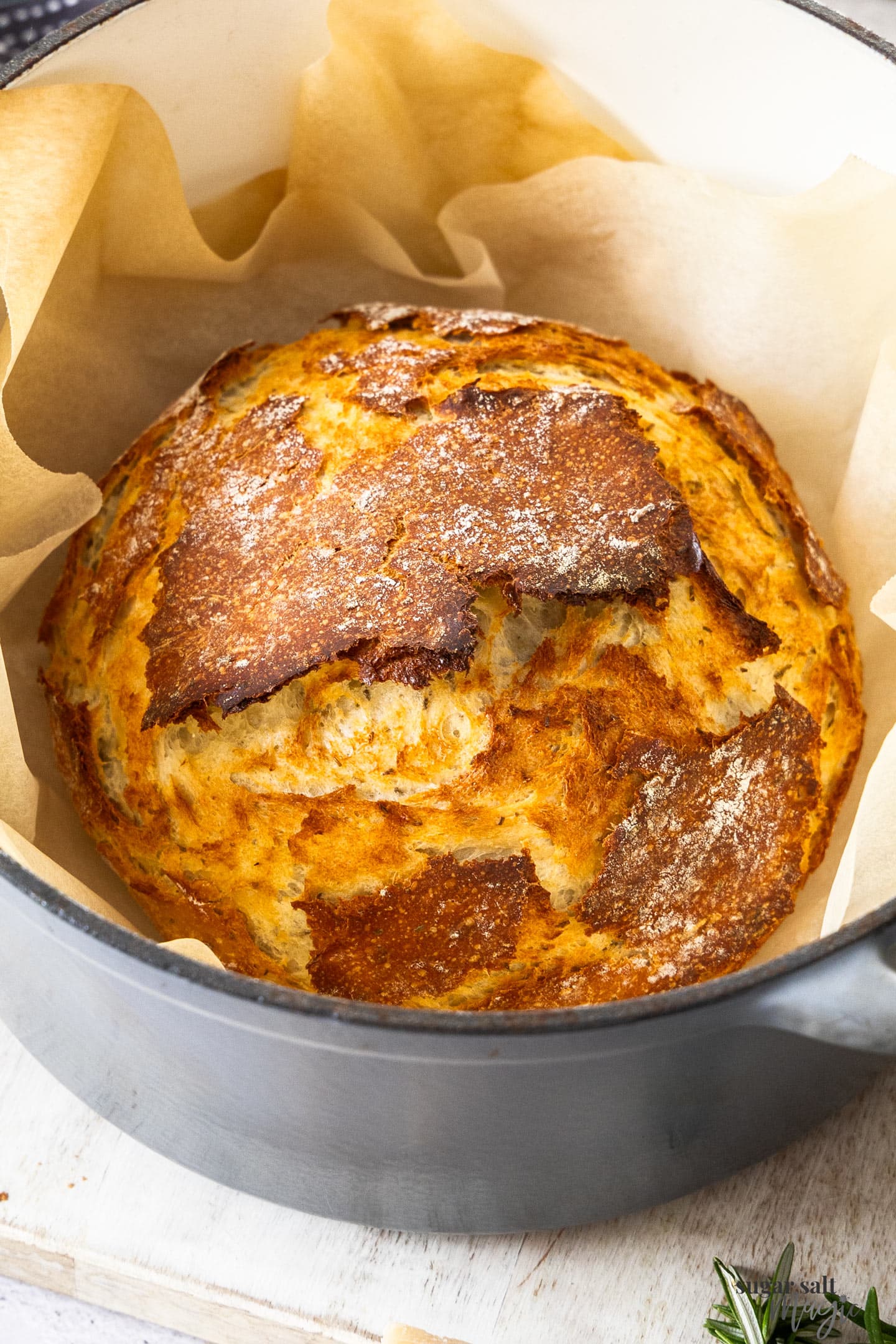 A round loaf of bread in a dutch oven.
