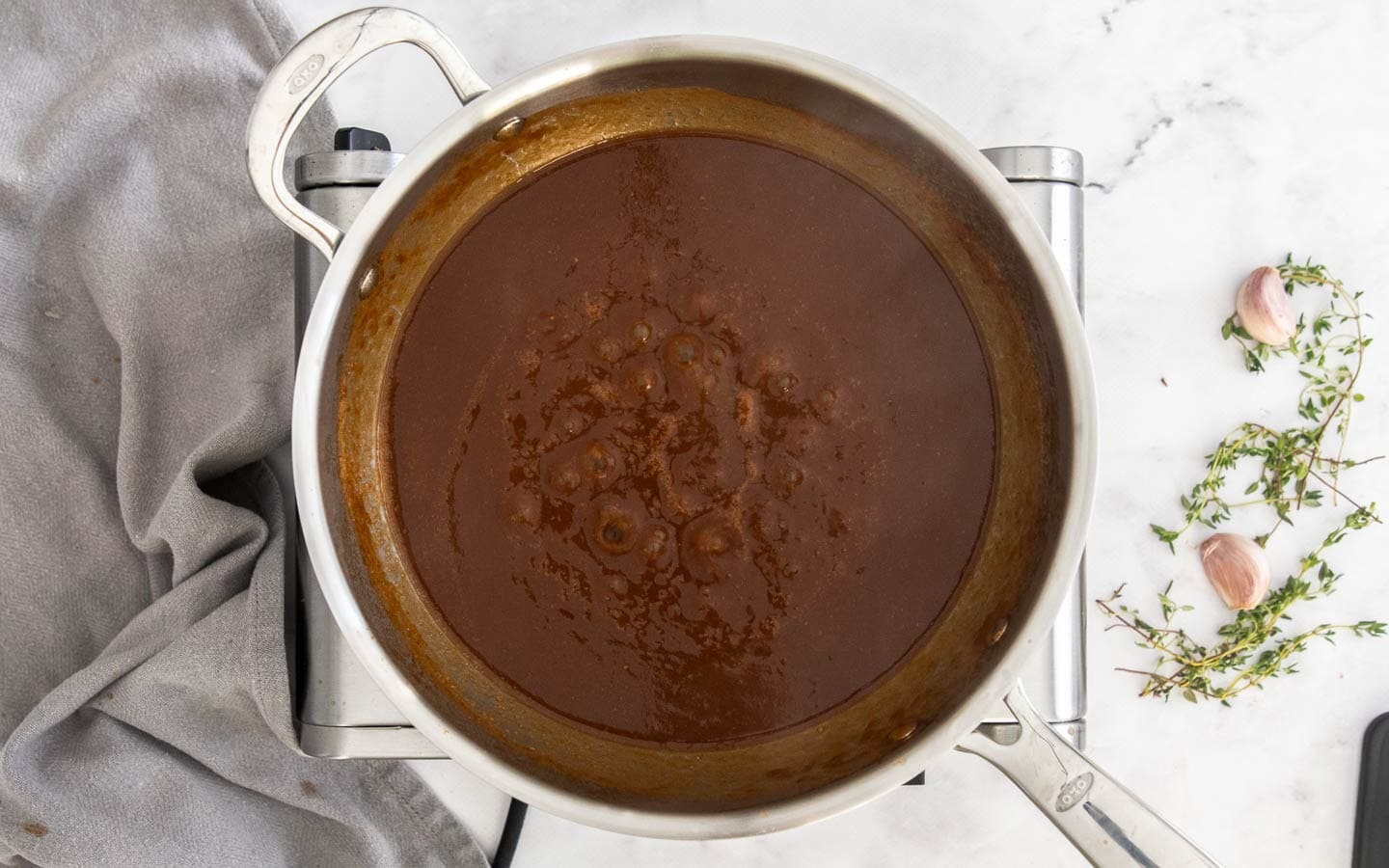 The gravy after being thickened, still simmering in a pan.