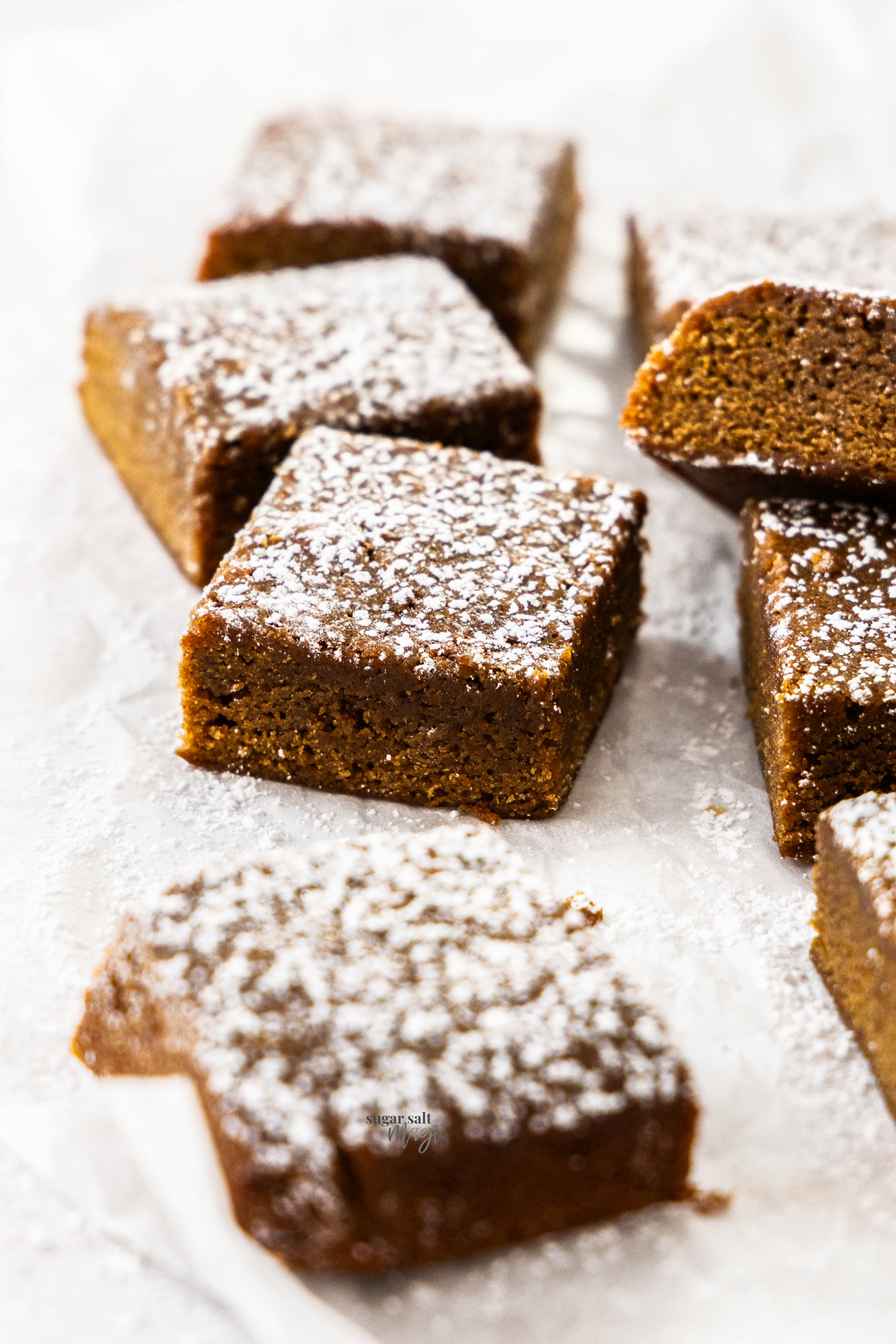4 gingerbread blondies dusted with icing sugar.